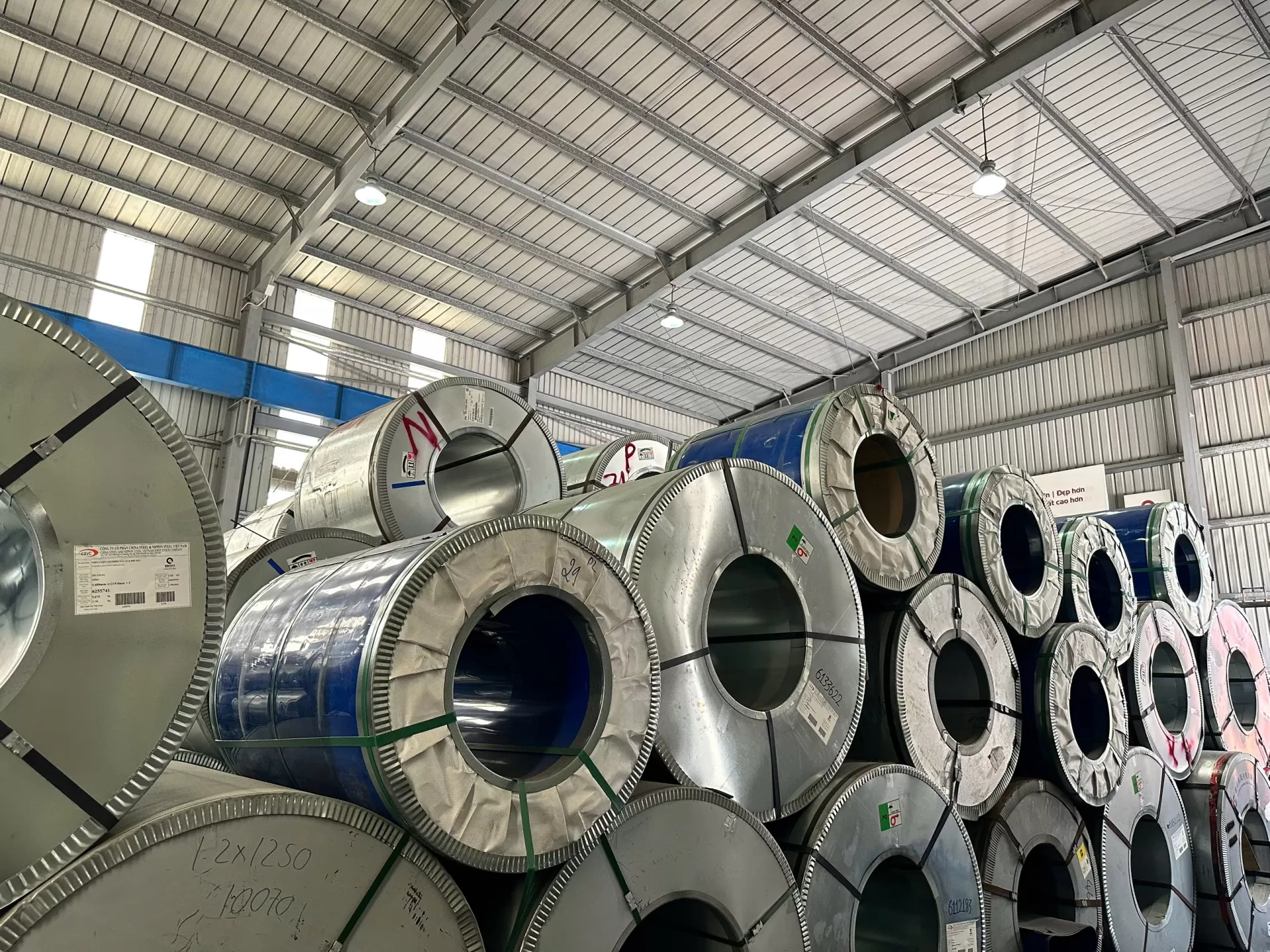 To&agrave;n cảnh kho th&eacute;p cuộn trong nh&agrave; xưởng