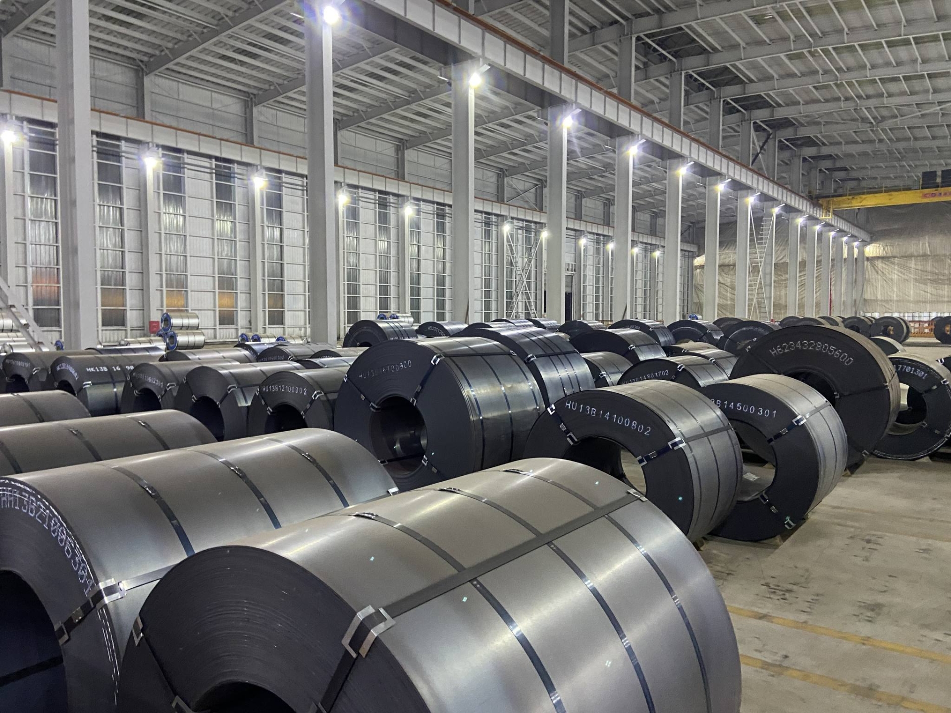 SS400 cho khung nhà xưởng: chọn cuộn hay tấm để tiết kiệm 3–5% phôi?