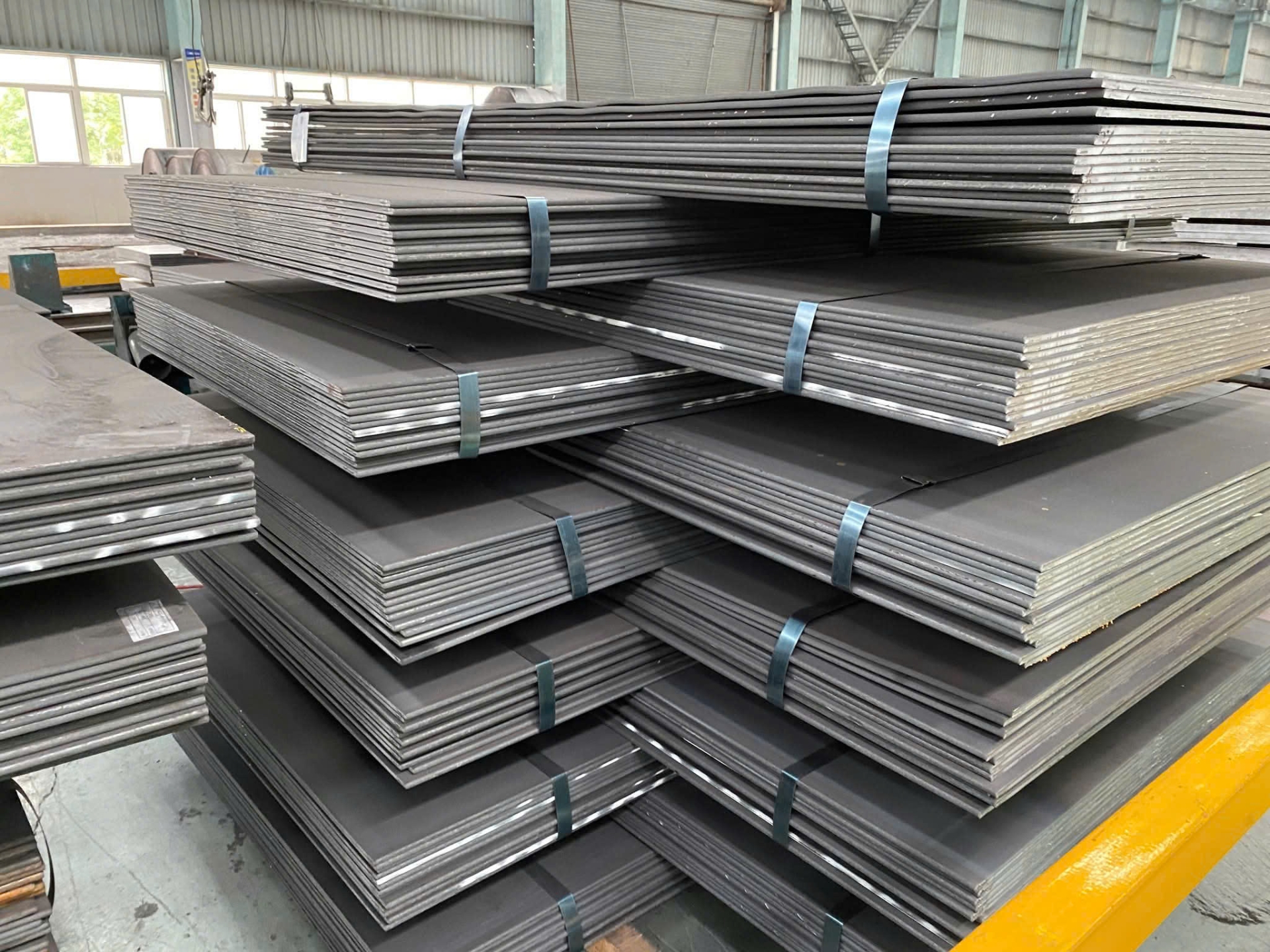 Nguồn cung SS400 cho FDI: POSCO, CSVC, Hòa Phát – Chọn nguồn nào ổn định năm 2025?