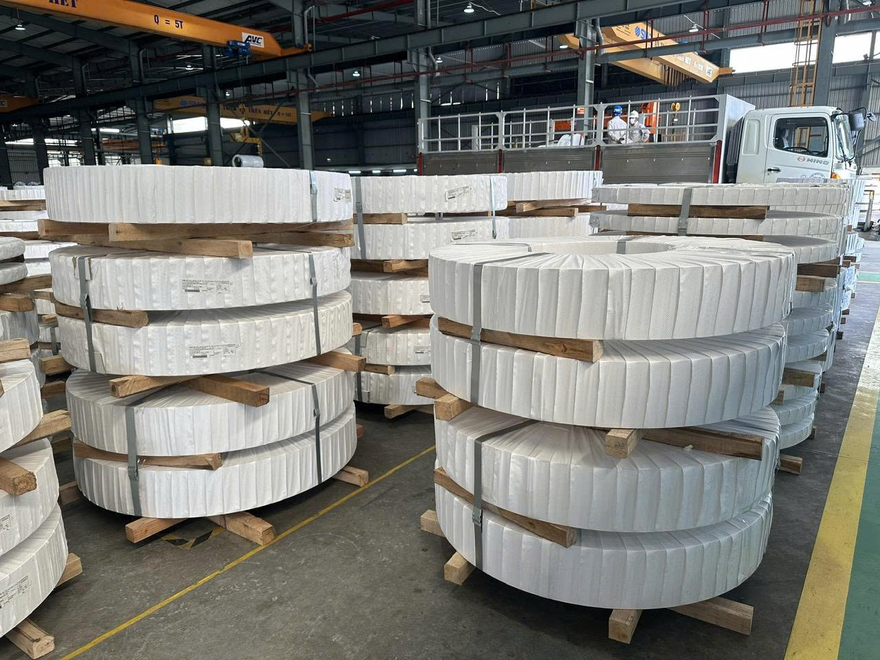 Độ đồng nhất giữa các coil SGCC: Vì sao coil 1 đẹp – coil 2 lỗi? Và vì sao POSCO/CSVC ổn định 98–100%?