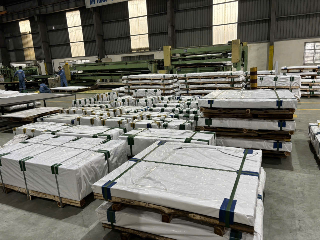 Quy cách thép SPFH440 & SPFH590 Độ dày – khổ – dung sai & những lưu ý khi cắt xẻ cho nhà máy FDI